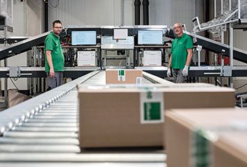 Mitarbeiter und Pakete im Logistikzentrum von Streit Service & Solution in Gengenbach 